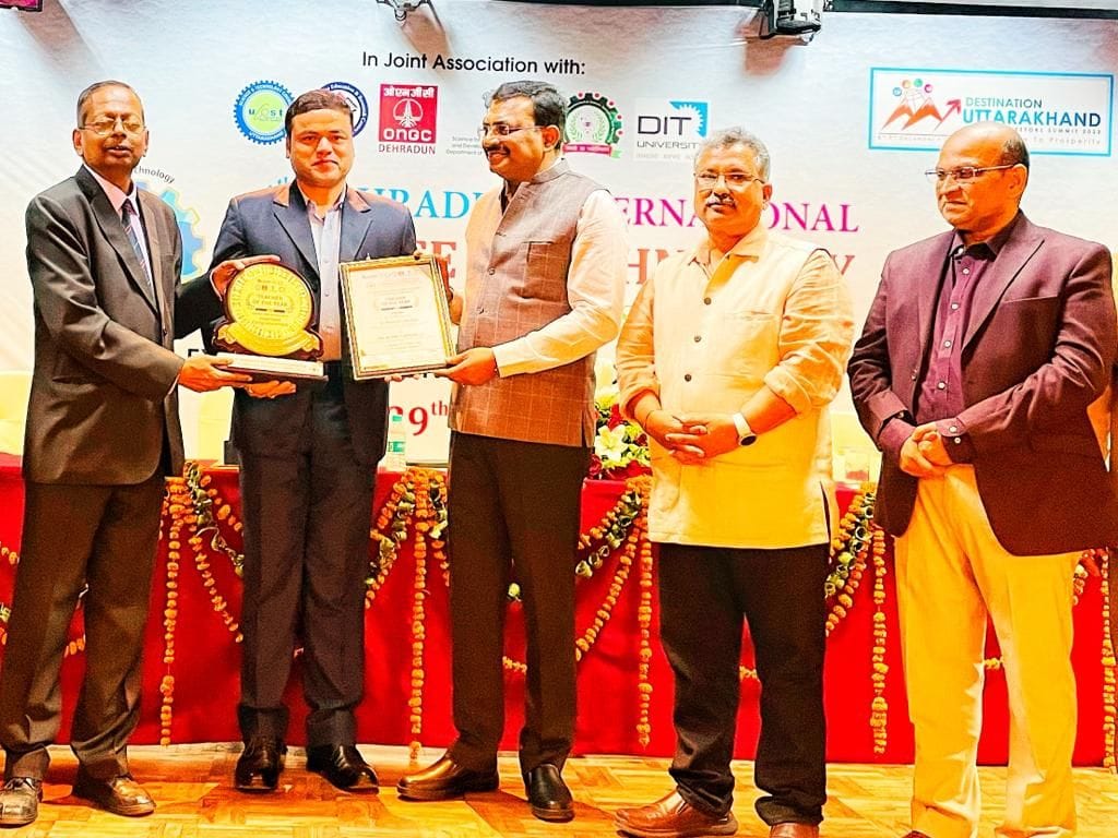 Dr. Prakash Lakheda honored with Teacher of the Year Award