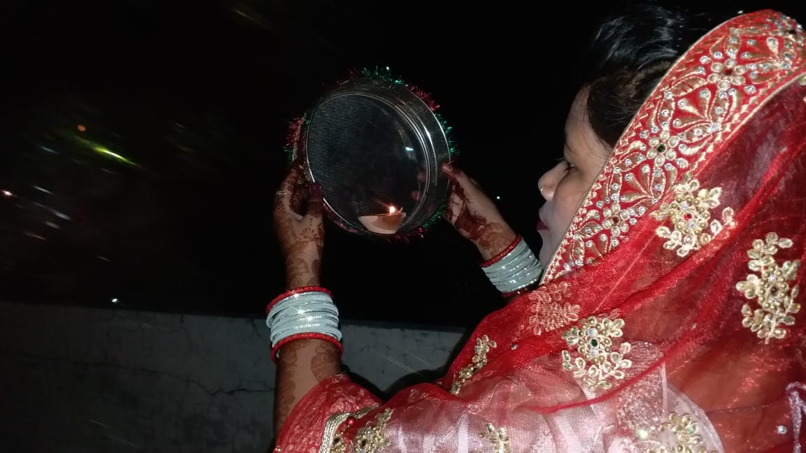 Seeing the moon, married women asked for the long life of their husbands.
