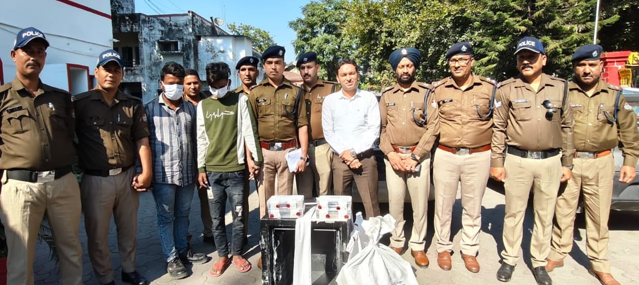 Police arrested two accused of theft from showroom from Madhya Pradesh
