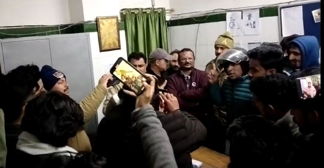 Friends of the youth killed in a road accident created a ruckus in the hospital