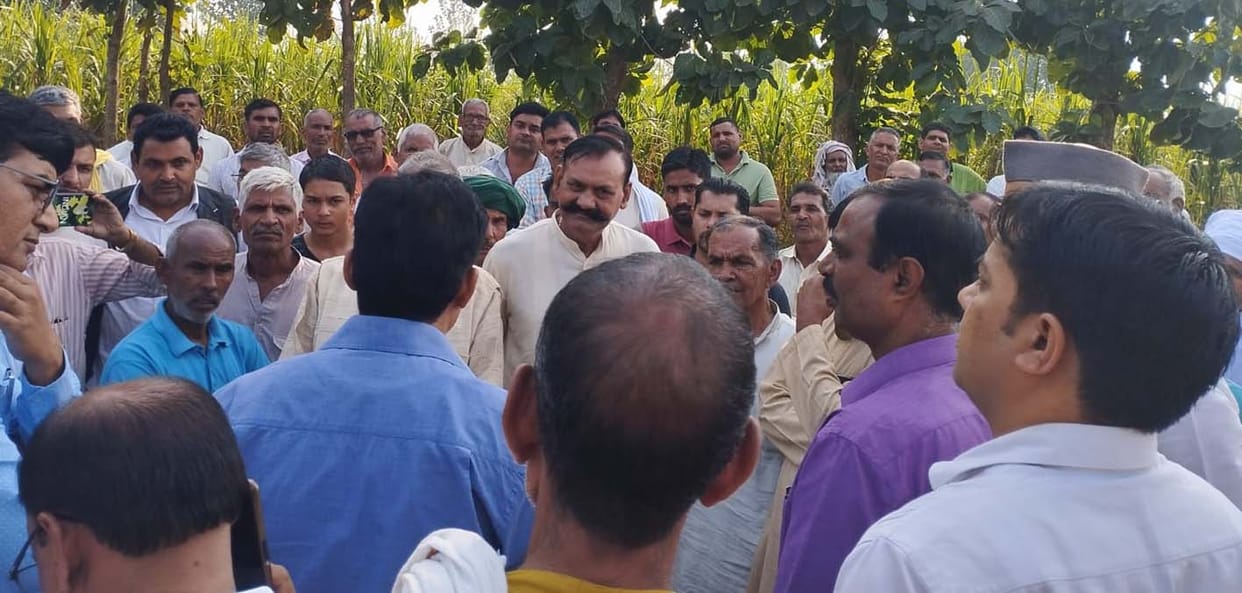Farmers surrounded the District Sugarcane Officer