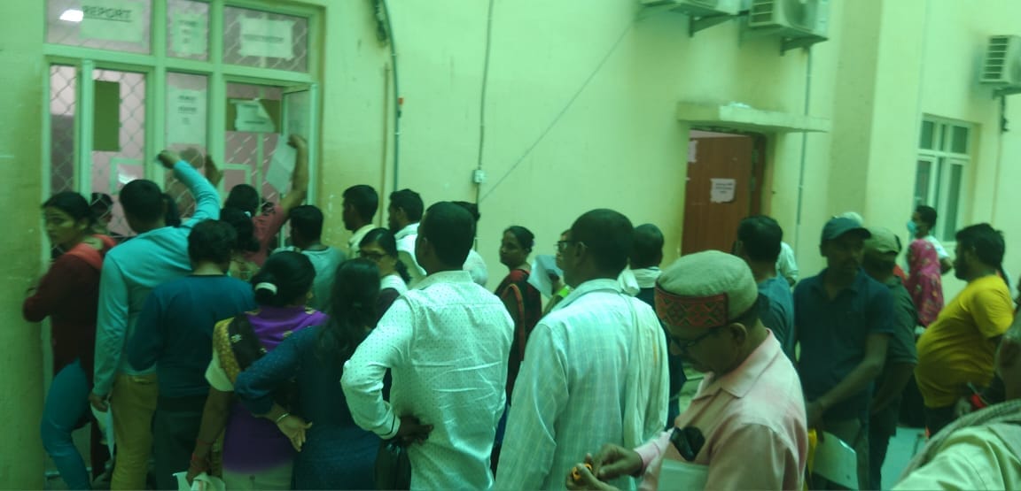 Three hundred samples pending due to machine break down, patients worried