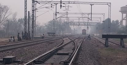 बढ़ेगी रफ्तार: कश्मीर में कल से चलेगी पहली इलेक्ट्रिक ट्रेन, रेलवे ने तैयार किया खास बैलास्ट लेस रेलवे ट्रैक first electric train run in Kashmir from February 20 Railways prepared a special ballastless railway track