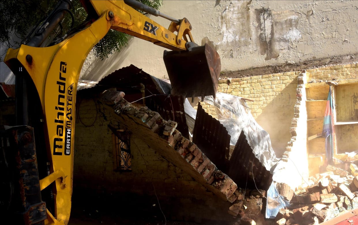 Amidst the two-hour long protest, the Municipal Corporation freed land worth four crores from encroachment.