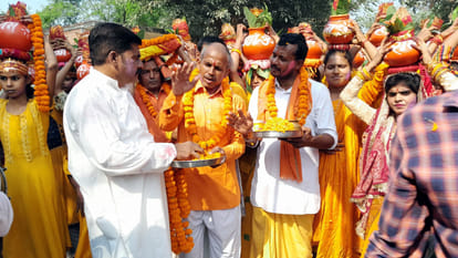 Kalsha Yatra taken out before Bhagwat Katha in Sateti