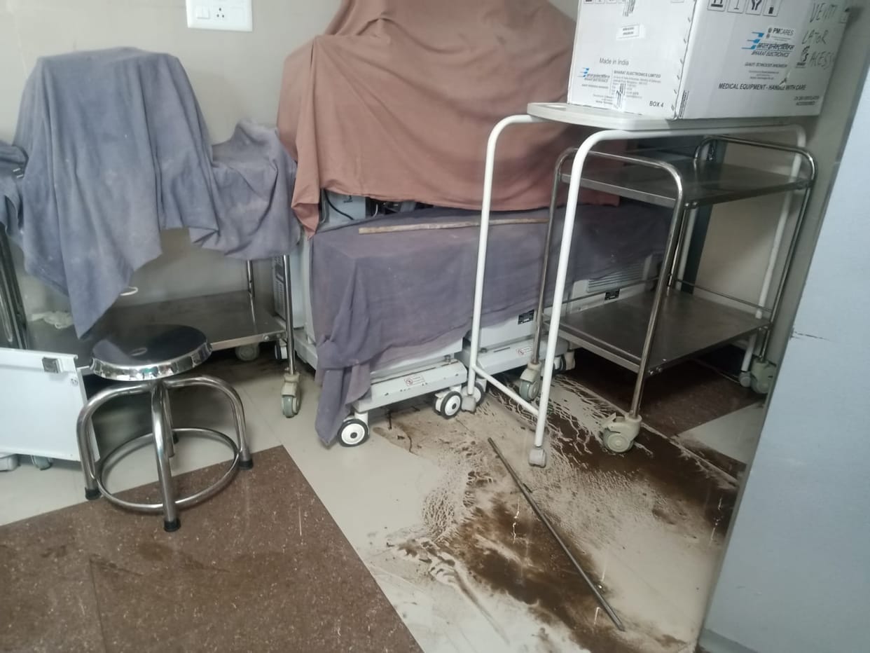 Water pipes burst, ICU surgery department filled with water, patients shifted
