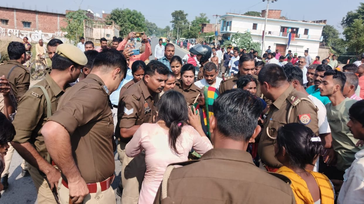 Teenager injured in fight dies, road is blocked with dead body