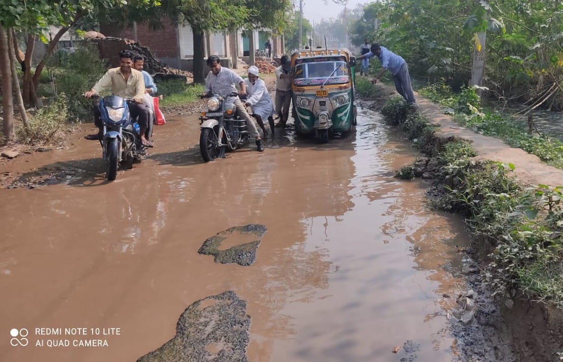Traffic of people of 30 villages difficult due to waterlogging