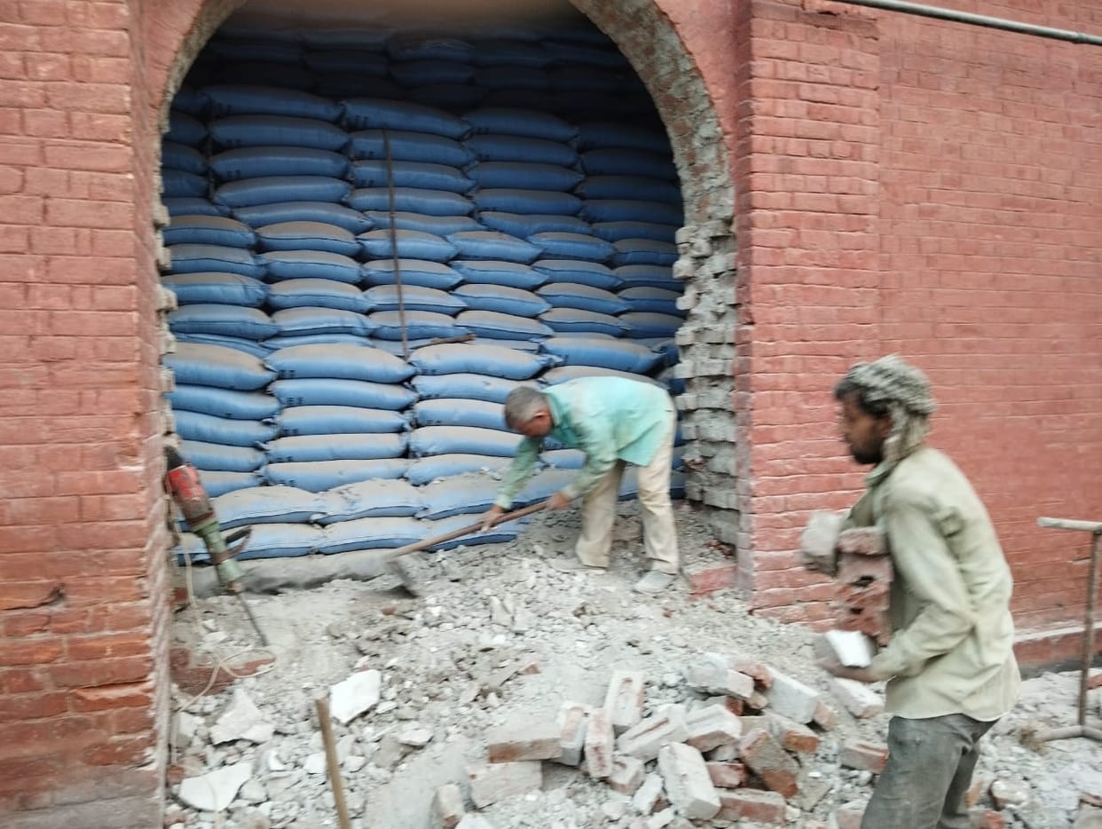 Farmers created ruckus after seeing the wall of sugar warehouse broken