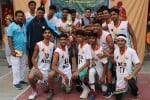 निर्मला कान्वेंट स्कूल में बॉस्केटबाल टूर्नामेंट की विजेता टीम ट्राफी के साथ।