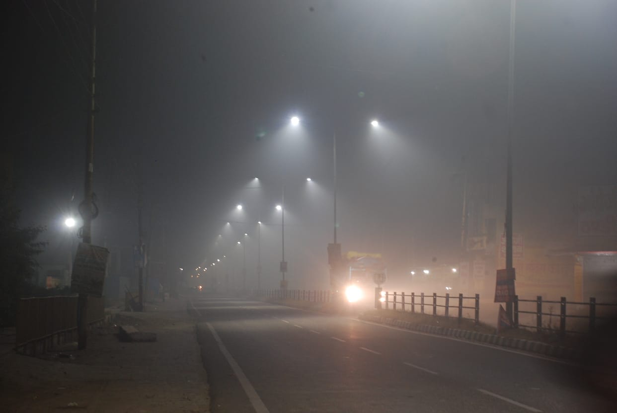 AQI crosses 400 for the first time, smog causes irritation in eyes and problem in throat