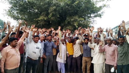 Villagers of Gudhni demonstrated against consolidation