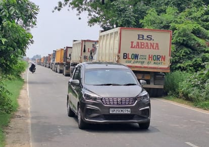 Danger of accident due to dumpers parked on the highway side