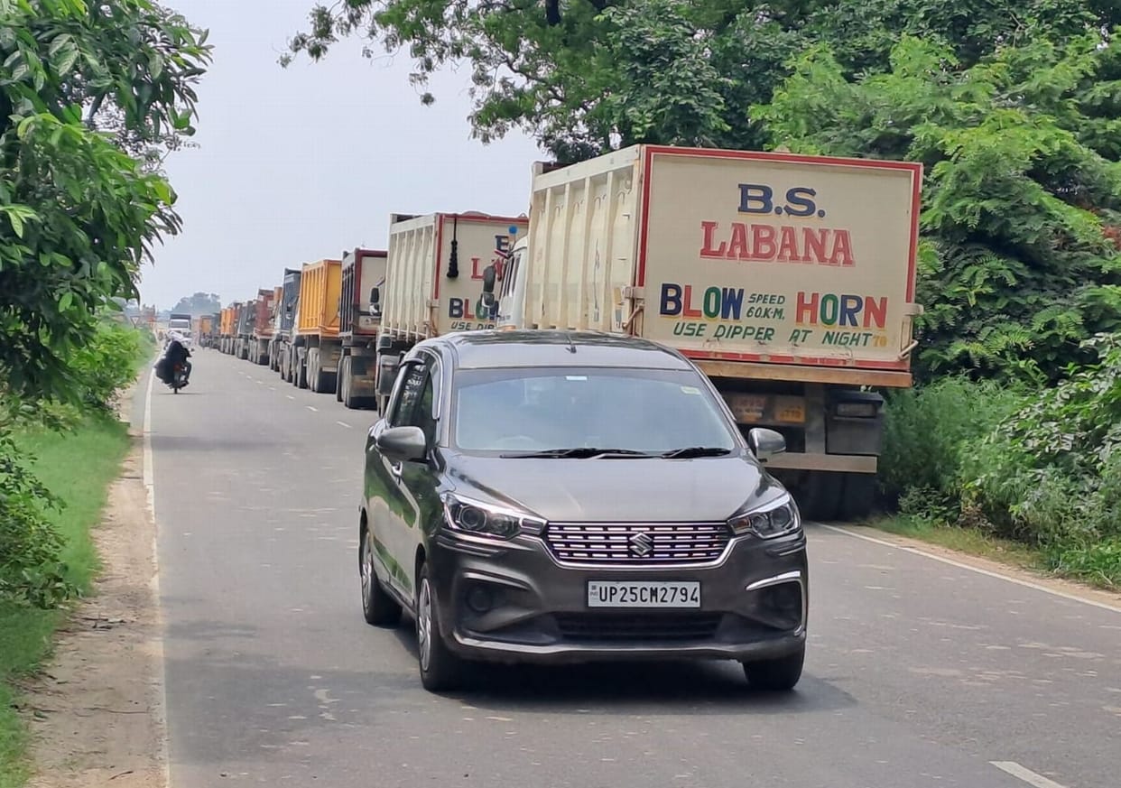 Danger of accident due to dumpers parked on the highway side