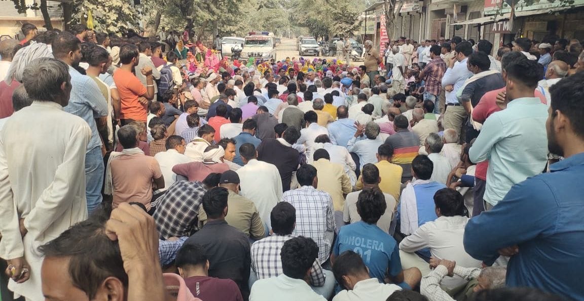 Villagers blocked the road by keeping the dead bodies of father and son