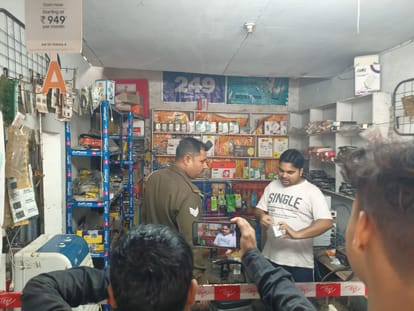 Two people posing as customers stole toe rings and anklets from the bullion shop.