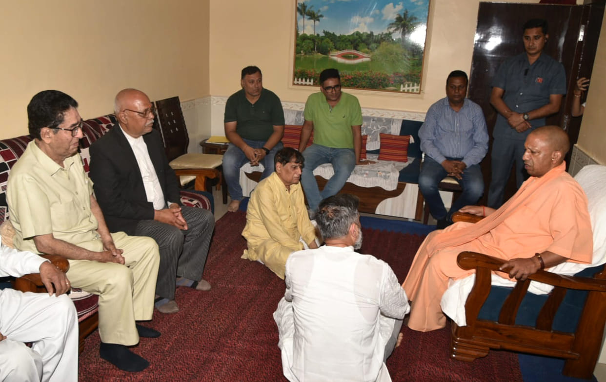 CM Yogi paid tribute to Baijnath Aggarwal and Toshiba Anand