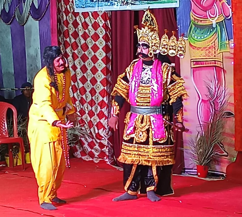Angad reached Ravana's court as a messenger.