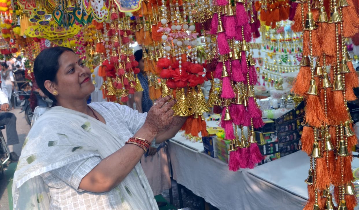 Market ready for Diwali, huge crowd of customers