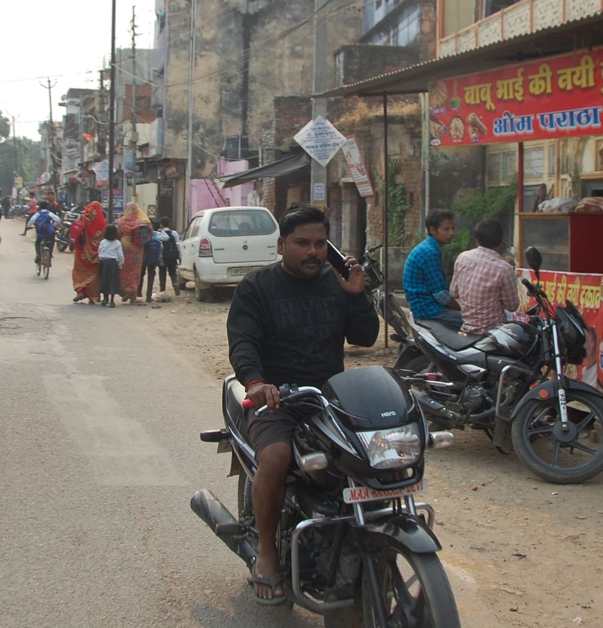 No challan, no fear of accident... traveling with mobile in ear