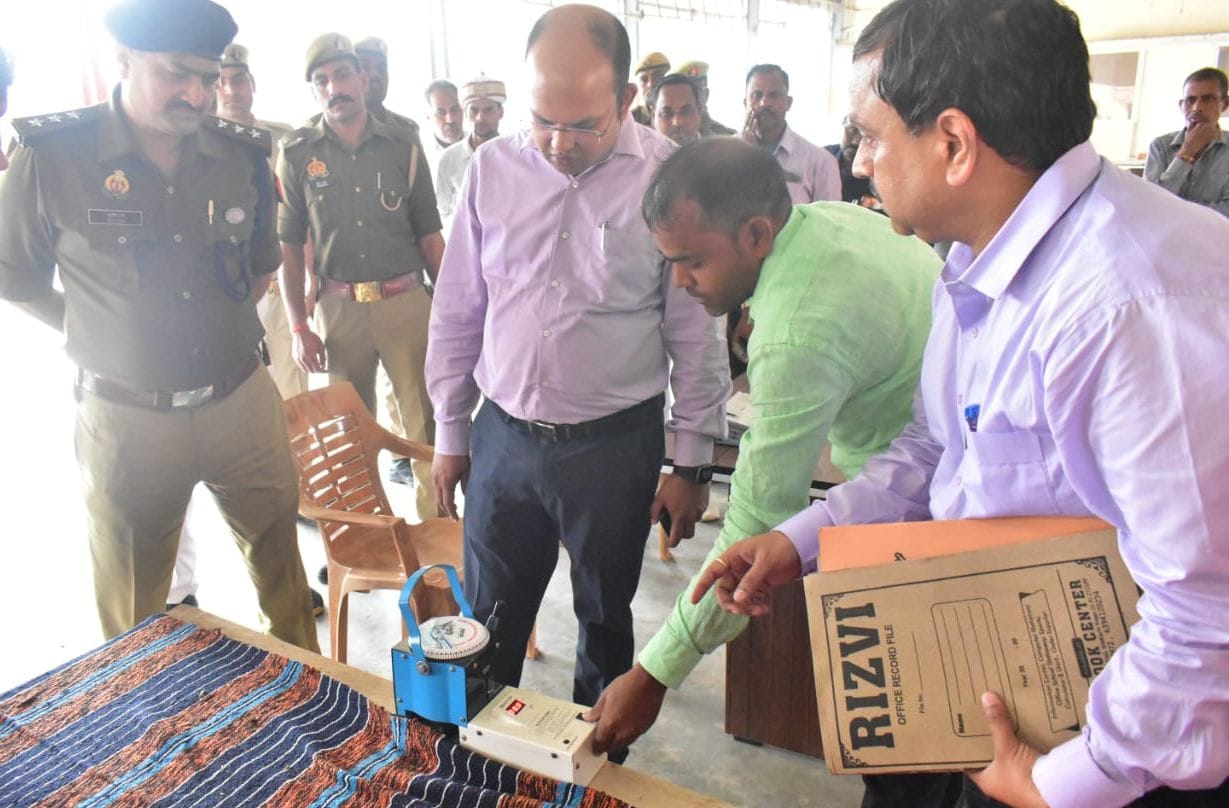 dm annoyed with paddy buying prabhari