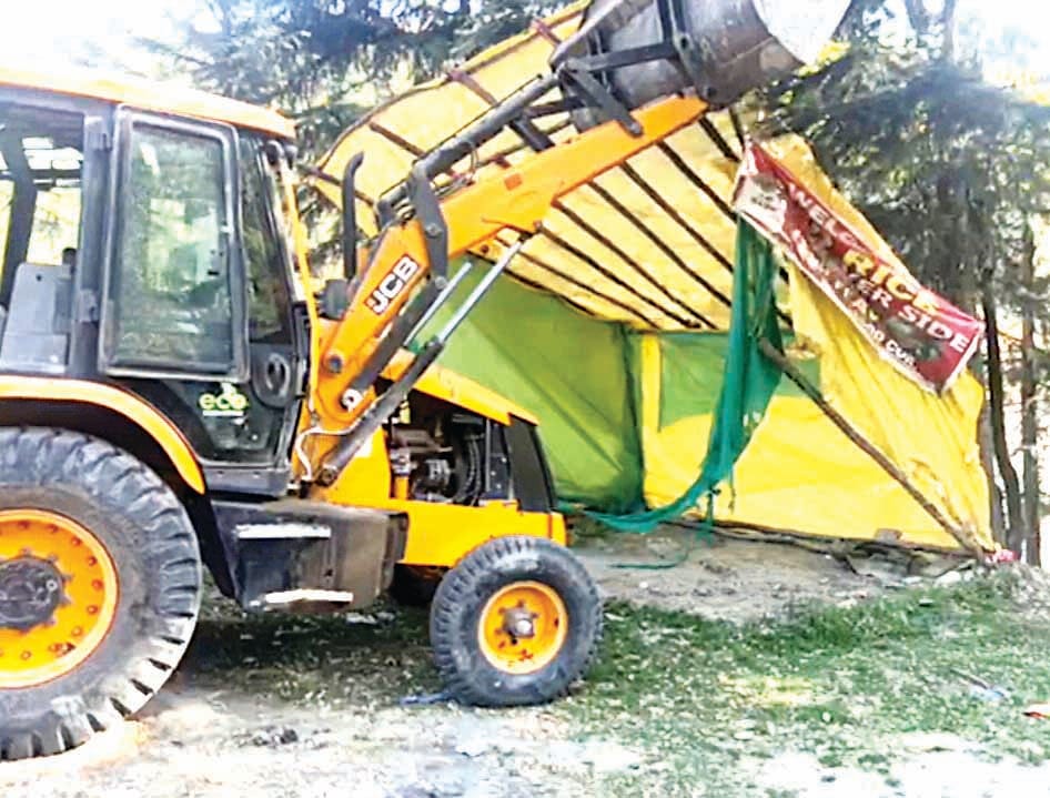 Bulldozer runs on encroachment, removes five encroachments