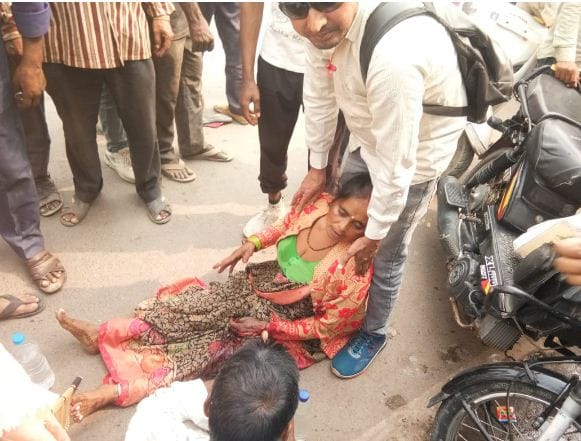 Moped riding couple injured due to truck collision