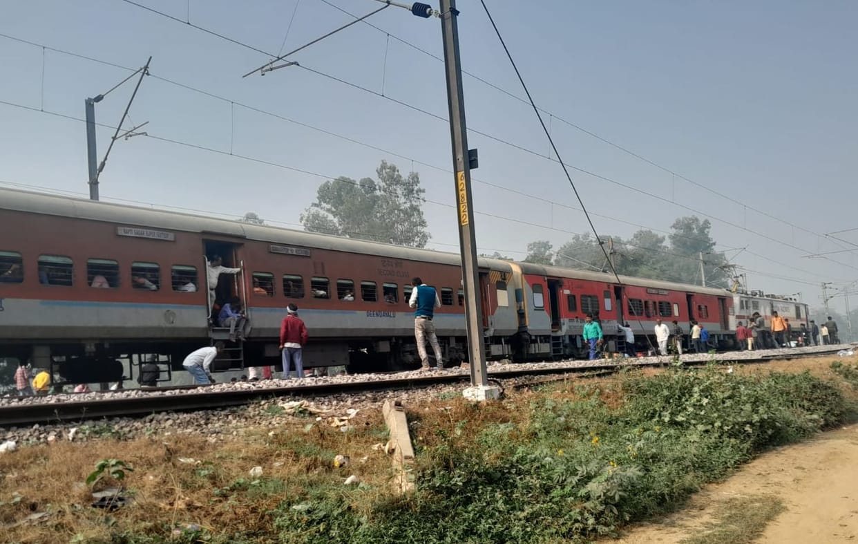 Raptisagar Express stood still for an hour due to bull getting stuck