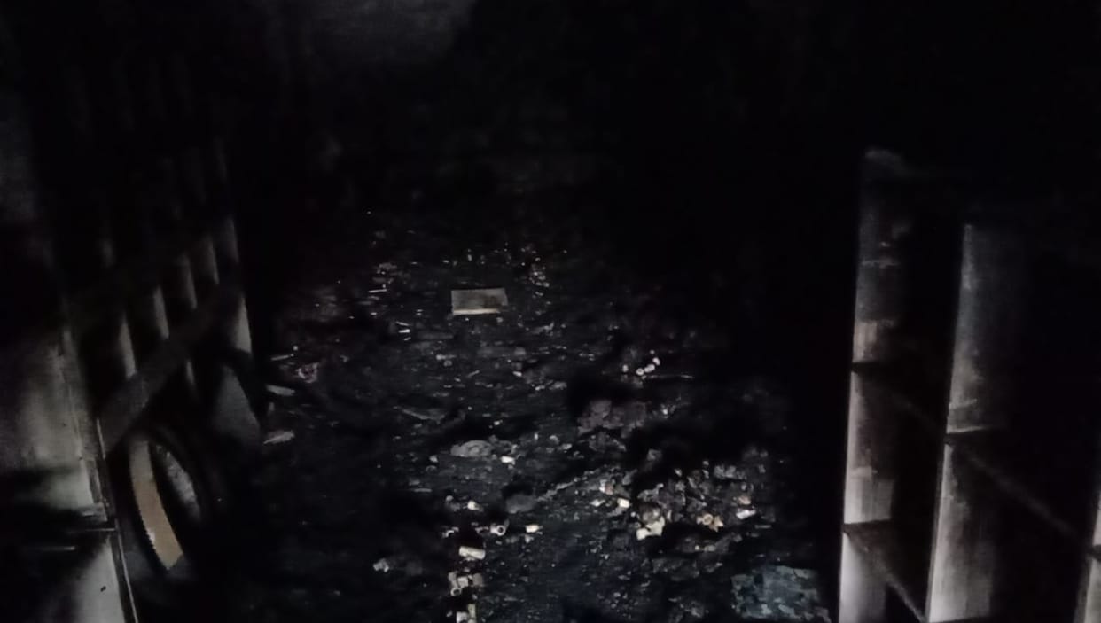 Fire broke out in two shops at midnight, loss worth lakhs