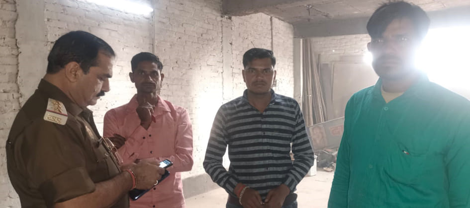 One lakh rupees stolen by putting a cash in a mobile shop