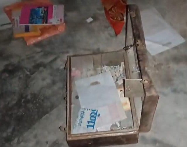 The family members kept sleeping, the thieves took away the jewelery and money