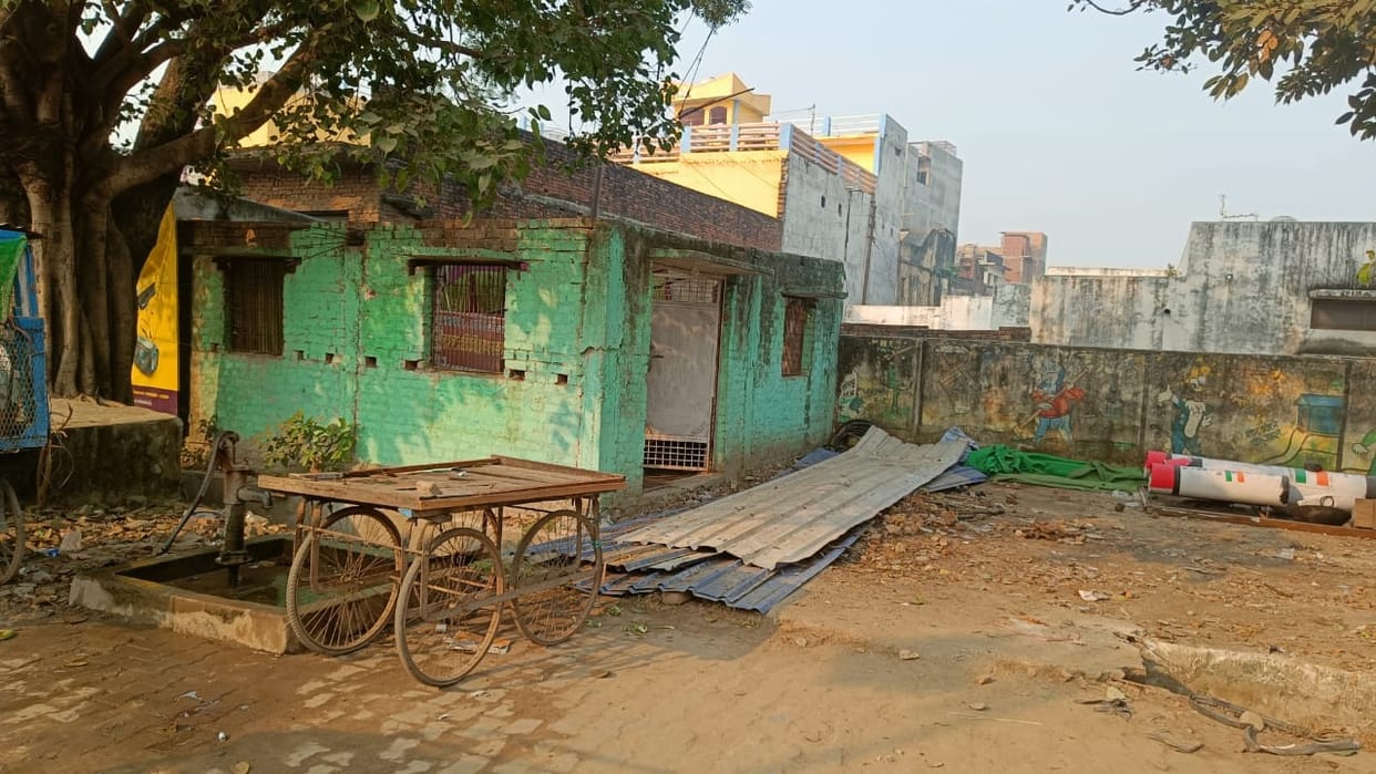 Former chairman was demolishing the tin shed of the night shelter, Nagar Panchayat stopped it