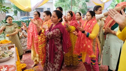 Nand is the star of Yashoda's eyes, Bihari, my color is Rasiya...