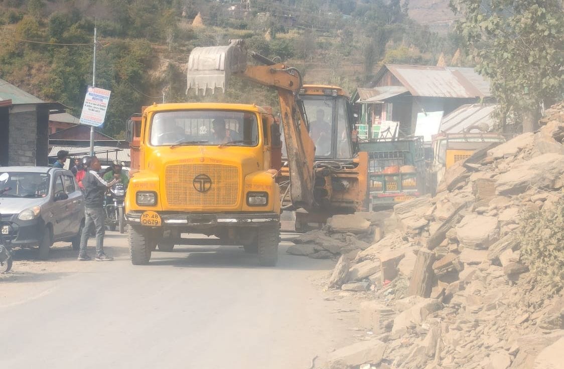 Stones removed from flour on Saloni-Langera road