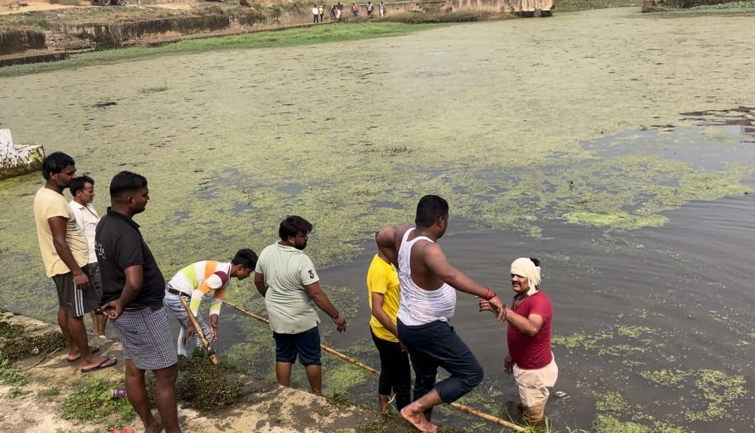 Seeing the dirt in the pond, the inspector came down to clean it.