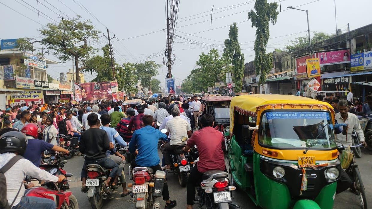 Buyers flocked to the market, the city continued to struggle with traffic jams.