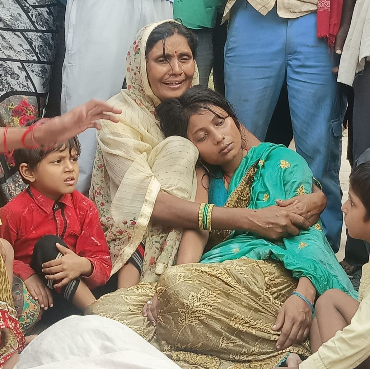 Lineman died due to electric shock, angry people blocked the road