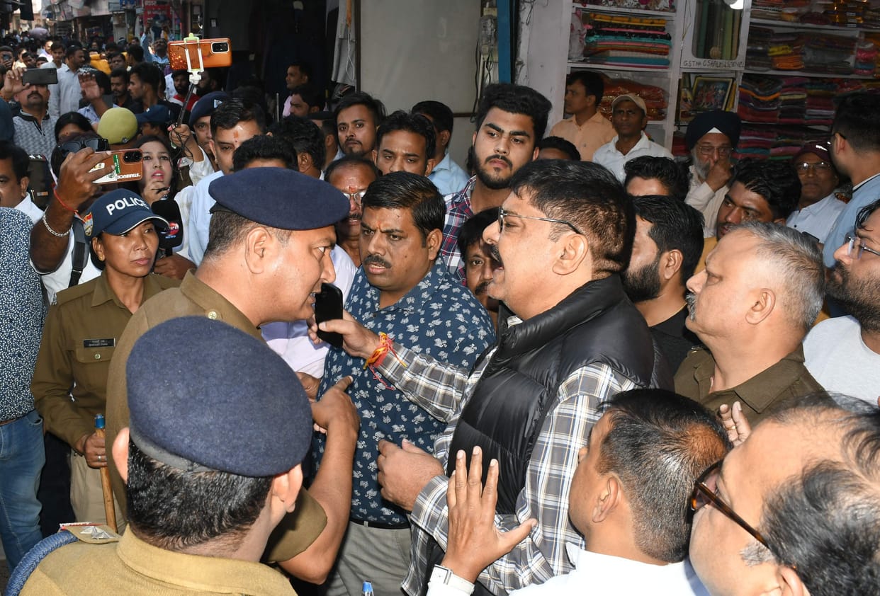 Traders surrounded the administration-corporation team that went to remove encroachment on complaint received on CM portal.