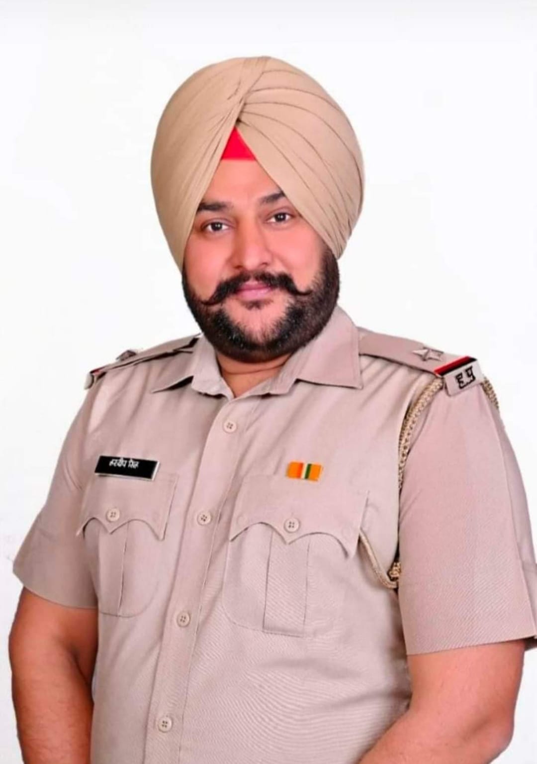 Last rites of police personnel Hardeep who lost his life in the accident were performed in a sad atmosphere.