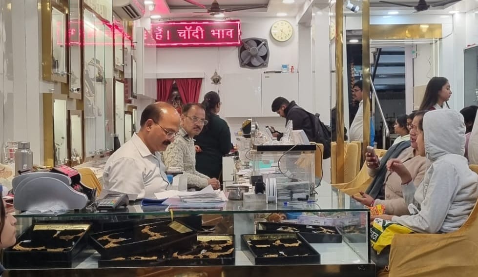 Along with new designs, traditional jewelery is also available to the customers.