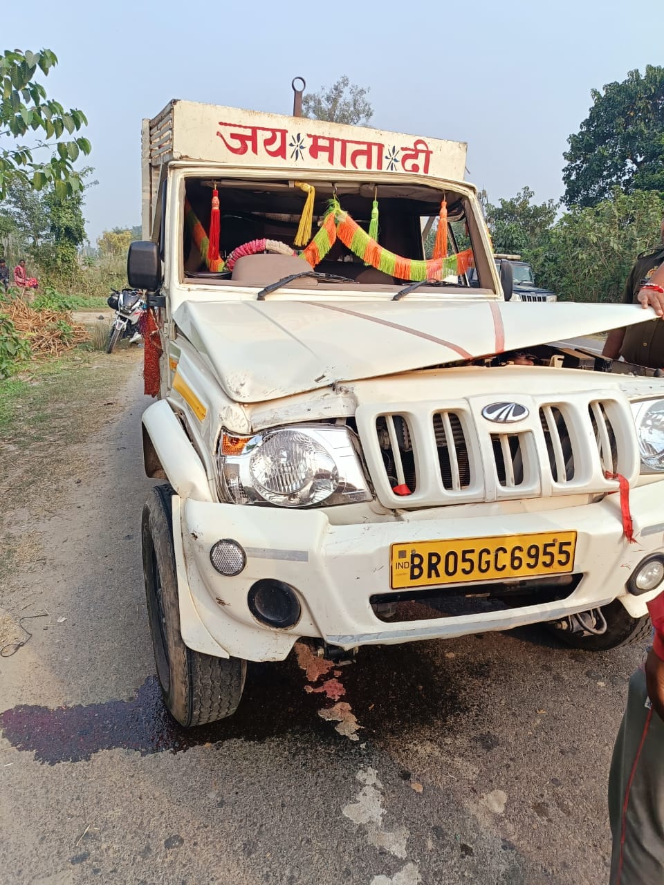 Uncontrolled pickup overturns due to tire burst, one dead, 18 injured