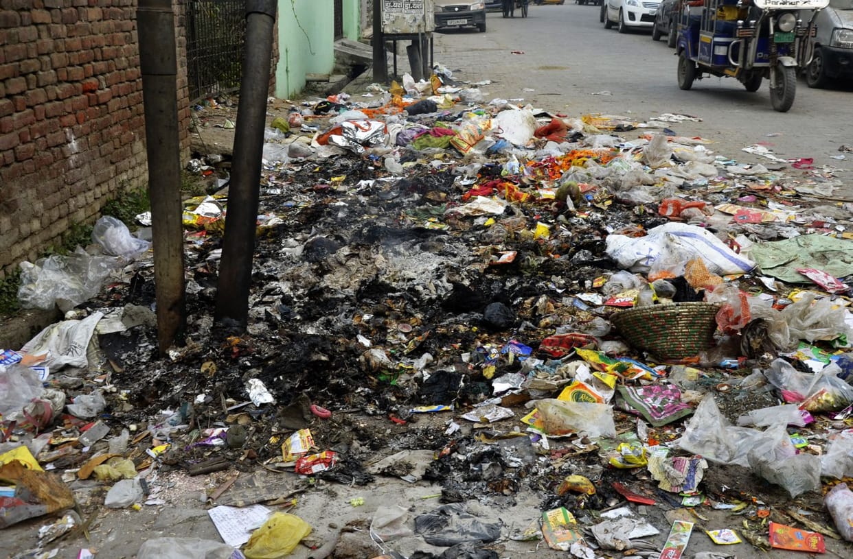 City covered with filth, employees set fire to garbage