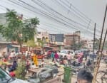 भूकंप आने के बाद पुरानी सब्जी मंडी के पास लोग सड़क पर आ गए