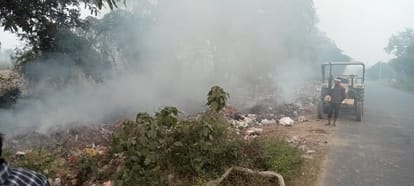 Garbage lying on the roadside was set on fire