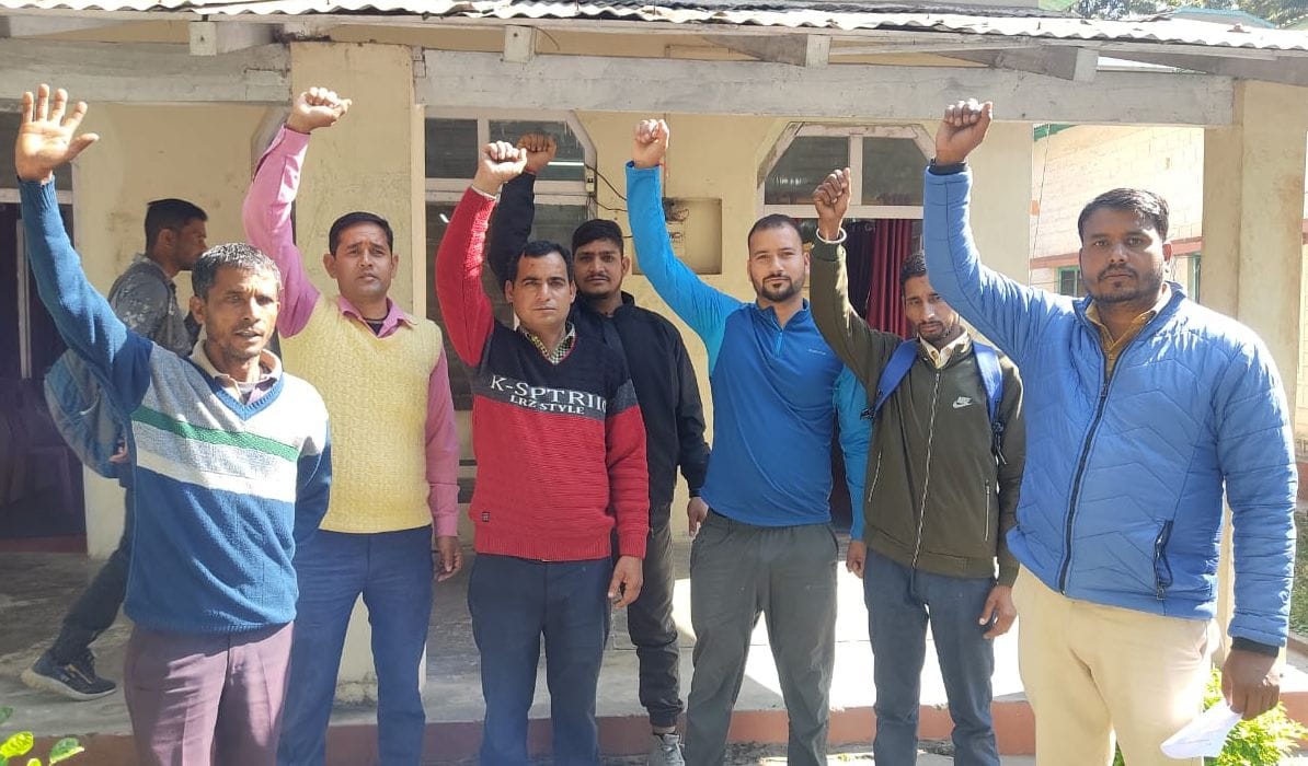 Villagers demonstrated when the asphalt of the road was uprooted