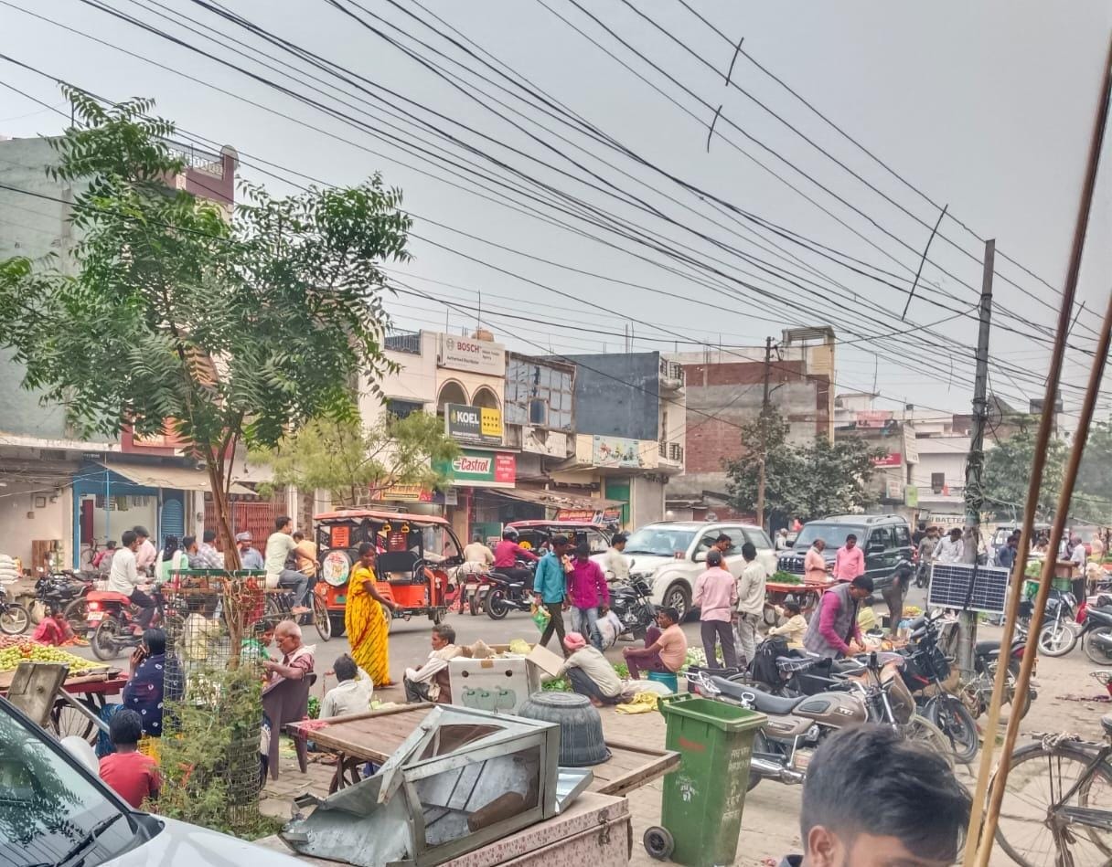 Earthquake came again, people came out of their houses and came on the road