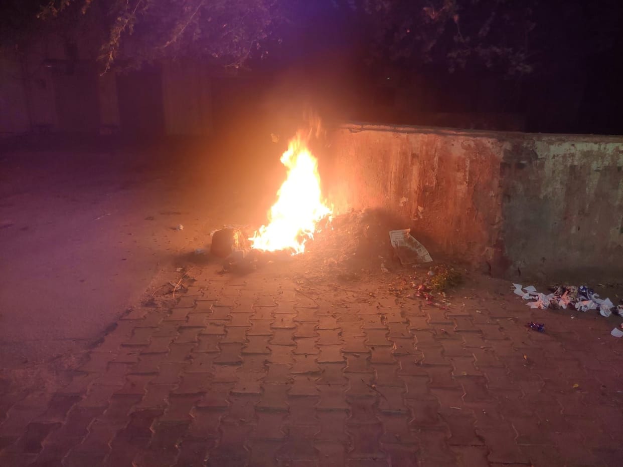 Stubble is burning in the villages and garbage is burning in the city, the administration turned a blind eye.is burning in the villages and garbage is burning in the city, the administration turned a blind eye.