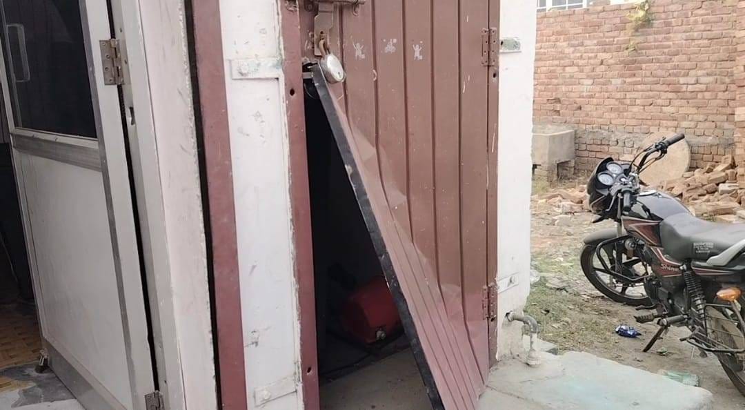 Stolen cash and goods worth lakhs of rupees by breaking the locks of three shops.