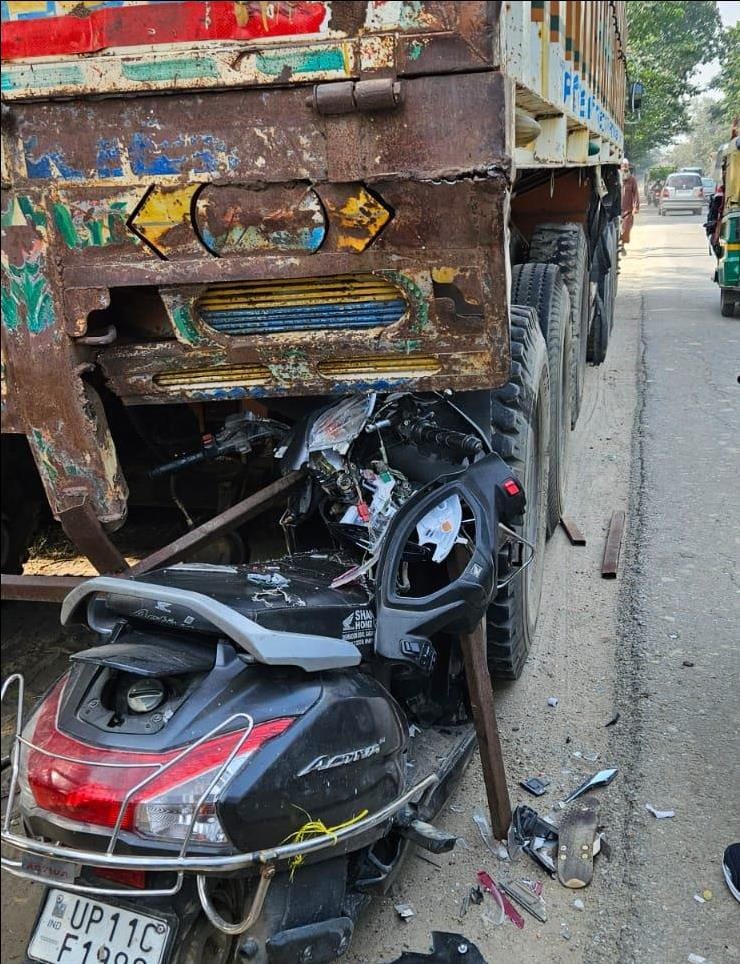 Scooty collides with truck parked on the roadside, two teenagers die