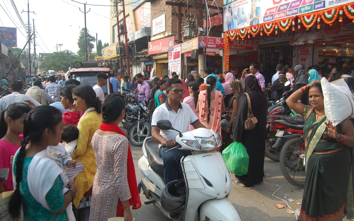 Crowd of buyers gathered during festivals... the city's traffic plan faltered